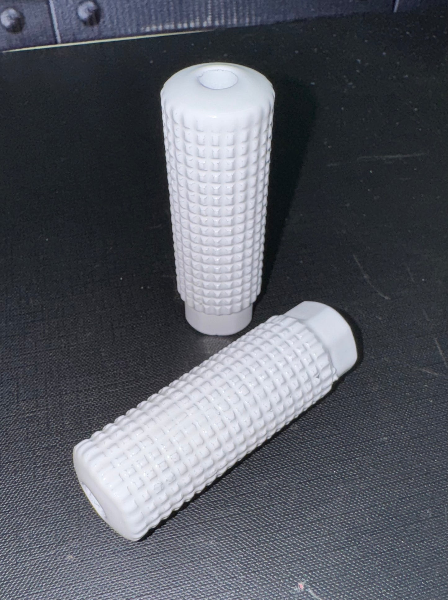 GT Axle Pegs (26t) Pair